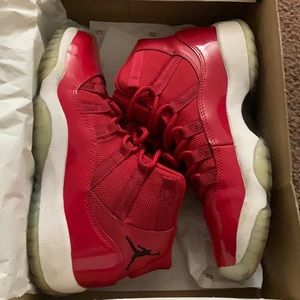 Air Jordan 11 Gym Red size 4Y